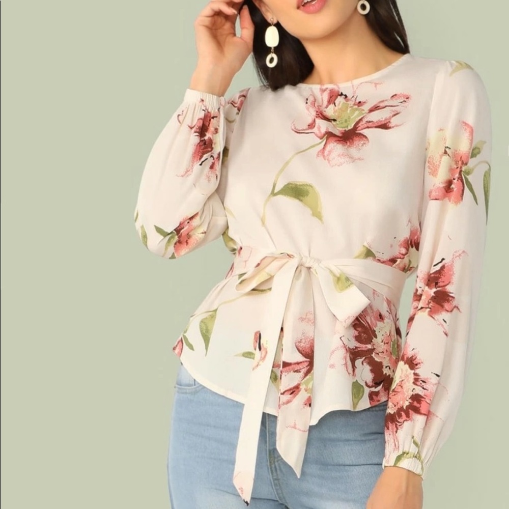 Floral print belted curved hem blouse
